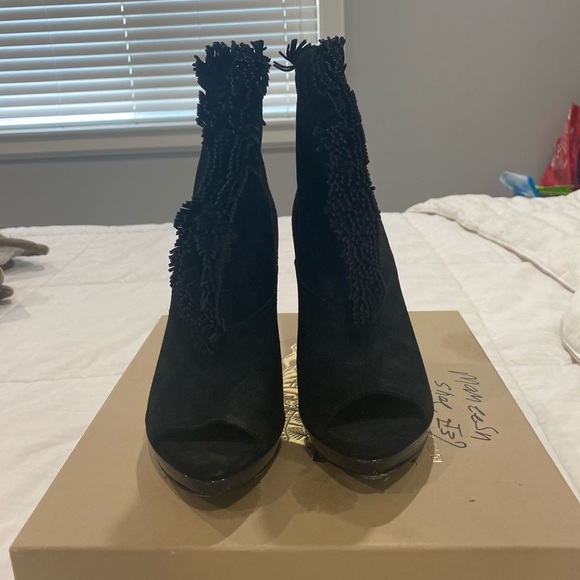 Burberry heels. Worn a couple of times size 5.5 - Picture 4 of 4